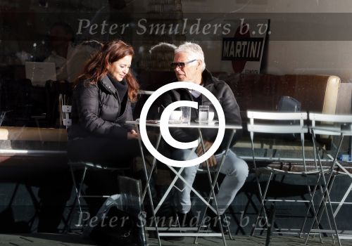 Amsterdam 10 januari 2012
Esmee de la bretonniere op terras met ...
Peter Smulders bv