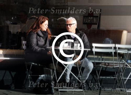Amsterdam 10 januari 2012
Esmee de la bretonniere op terras met ...
Peter Smulders bv