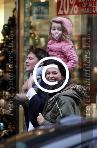 Amsterdam 20 december 2012
Evelyne Struijk met vriend en dochter op de pc hooftstraat.
Peter Smulders bv