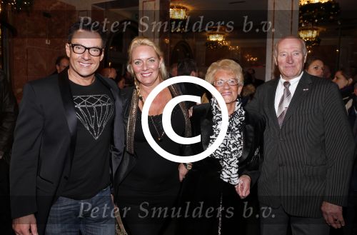 Amsterdam 21 december 2012
Premiere kerstcircus in carre. Gerard Joling met zus moeder en vriend
Peter Smulders bv
