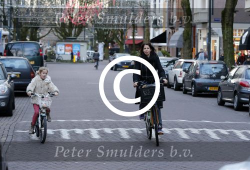 Amsterdam 10 januari 2012
Isa Hoes met dochter Vkinder op de fiets.
Peter Smulders bv