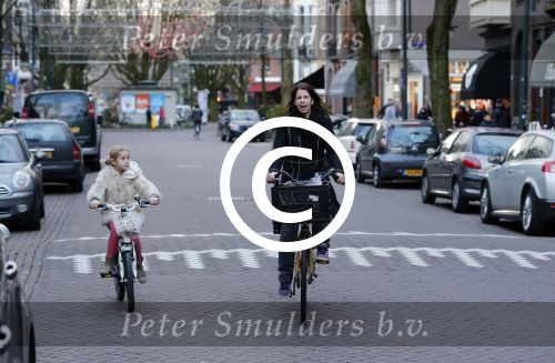 Amsterdam 10 januari 2012
Isa Hoes met dochter Vkinder op de fiets.
Peter Smulders bv