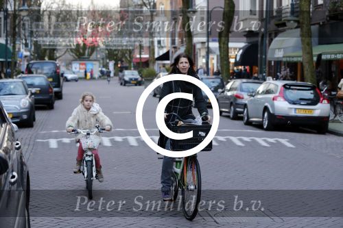 Amsterdam 10 januari 2012
Isa Hoes met dochter Vkinder op de fiets.
Peter Smulders bv