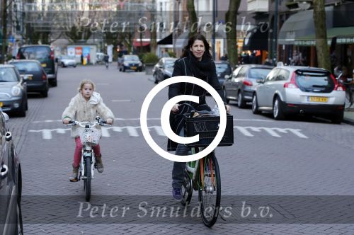 Amsterdam 10 januari 2012
Isa Hoes met dochter Vkinder op de fiets.
Peter Smulders bv