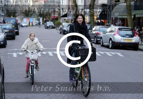 Amsterdam 10 januari 2012
Isa Hoes met dochter Vkinder op de fiets.
Peter Smulders bv