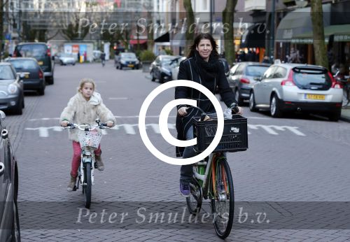 Amsterdam 10 januari 2012
Isa Hoes met dochter Vkinder op de fiets.
Peter Smulders bv