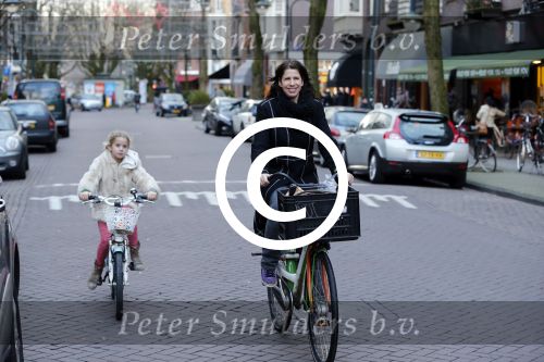 Amsterdam 10 januari 2012
Isa Hoes met dochter Vkinder op de fiets.
Peter Smulders bv