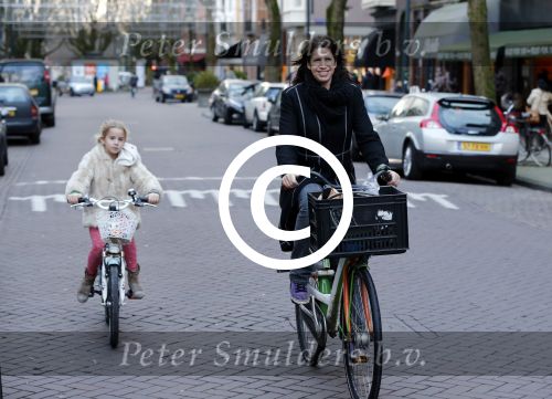Amsterdam 10 januari 2012
Isa Hoes met dochter Vkinder op de fiets.
Peter Smulders bv