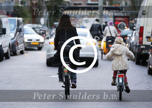 Amsterdam 10 januari 2012
Isa Hoes met dochter Vkinder op de fiets.
Peter Smulders bv