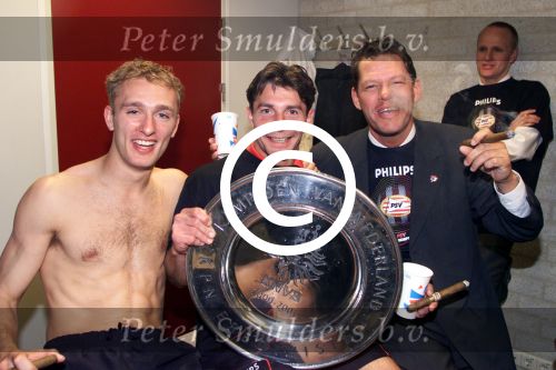 Eindhoven 6 mei 2001

PSV-Heerenveen 3-0
PSV landskampioen.
Dennis Rommedahl Jan Heintze en Frank Arnesen

Peter Smulders bv