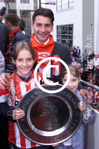 Eindhoven 6 mei 2001
PSV-Heerenveen 3-0
PSV Landskampioen 2000/2001

Jan Heintze met zijn kinderen

Peter Smulders bv