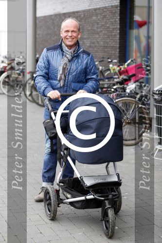 Hoorn  12 januari 2012
Sonja Bakker met Jan Reus achter de kinderwagen met zoontje Bram op weg naar de lidl voor signeersessie.
Peter Smulders bv