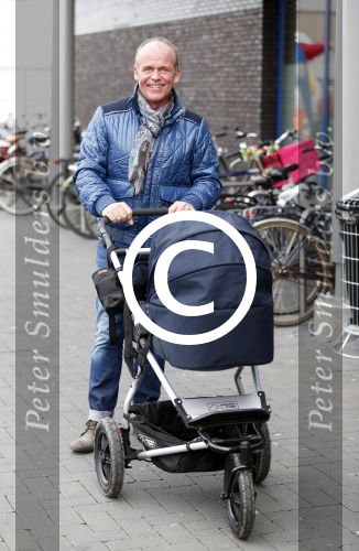 Hoorn  12 januari 2012
Sonja Bakker met Jan Reus achter de kinderwagen met zoontje Bram op weg naar de lidl voor signeersessie.
Peter Smulders bv