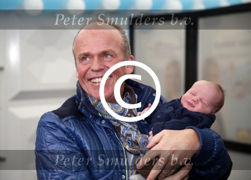 Hoorn  12 januari 2012
Sonja Bakker met Jan Reus achter de kinderwagen met zoontje Bram op weg naar de lidl voor signeersessie.
Peter Smulders bv