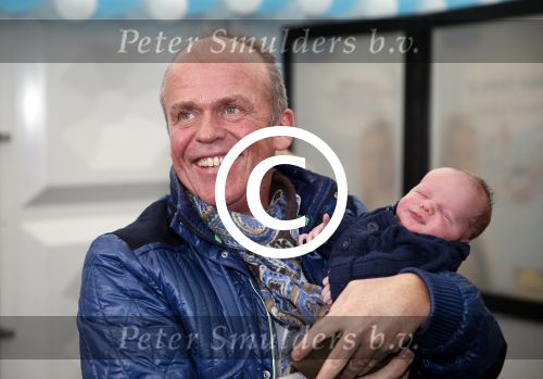 Hoorn  12 januari 2012
Sonja Bakker met Jan Reus achter de kinderwagen met zoontje Bram op weg naar de lidl voor signeersessie.
Peter Smulders bv