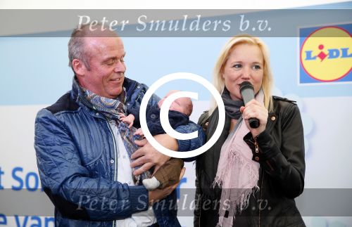 Hoorn  12 januari 2012
Sonja Bakker met Jan Reus achter de kinderwagen met zoontje Bram op weg naar de lidl voor signeersessie.
Peter Smulders bv