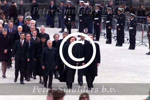 Amsterdam 4 mei 2001

Dodenherdenking op de dam met Koningin Beatrix en Prins Willem Alexander(in uniform)
Jeltje Nieuwenhoven  en Korthals Altes
Peter Smulders bv