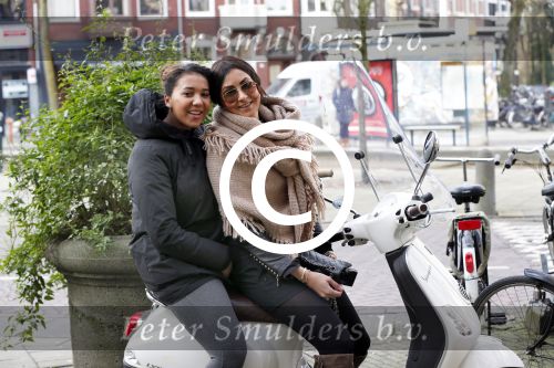Amsterdam 12 januari 2012
Joelle en felicity Gullit op de scooter.
Peter Smulders bv