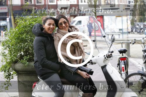 Amsterdam 12 januari 2012
Joelle en felicity Gullit op de scooter.
Peter Smulders bv