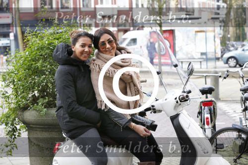 Amsterdam 12 januari 2012
Joelle en felicity Gullit op de scooter.
Peter Smulders bv