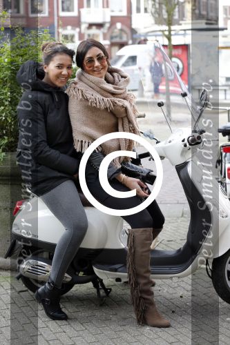Amsterdam 12 januari 2012
Joelle en felicity Gullit op de scooter.
Peter Smulders bv