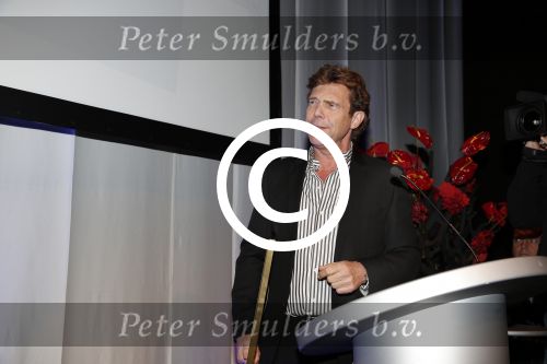 Amsterdam 17 januari 2013
Matthijs v Nieuwkek wordt uitgeroepen voor omroepman van het jaar en krijgt de prijs overhandigd uit handen van John de Mol.
Peter Smulders bv