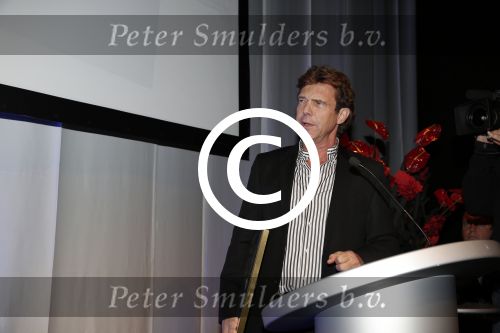 Amsterdam 17 januari 2013
Matthijs v Nieuwkek wordt uitgeroepen voor omroepman van het jaar en krijgt de prijs overhandigd uit handen van John de Mol.
Peter Smulders bv