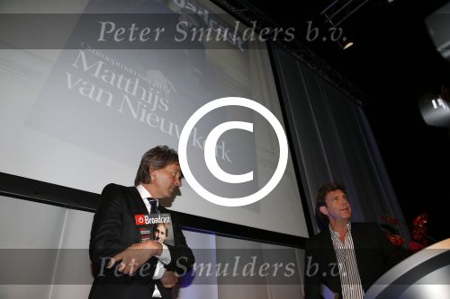 Amsterdam 17 januari 2013
Matthijs v Nieuwkek wordt uitgeroepen voor omroepman van het jaar en krijgt de prijs overhandigd uit handen van John de Mol.
Peter Smulders bv