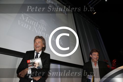 Amsterdam 17 januari 2013
Matthijs v Nieuwkek wordt uitgeroepen voor omroepman van het jaar en krijgt de prijs overhandigd uit handen van John de Mol.
Peter Smulders bv