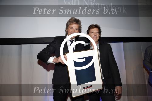 Amsterdam 17 januari 2013
Matthijs v Nieuwkek wordt uitgeroepen voor omroepman van het jaar en krijgt de prijs overhandigd uit handen van John de Mol.
Peter Smulders bv
