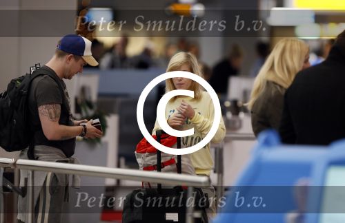 Schiphol 27 december 2012
Josje Huisman (K3) en vriend Johnny de Mol vertrekken vanaf schiphol op vakantie naar Rio de Janeiro.
Peter Smulders bv