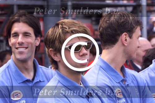 Eindhoven 2 mei 2001

Vandaag vond in het psv stadion de presentatie plaats van de PHOXY kids wear kleding lijn.
Kleinzoon Willy v d Kerkhof.
Kezman met zonnebril
Peter Smulders bv