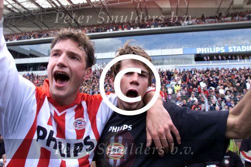 Eindhoven 6 mei 2001

PSV-Heerenveen 3-0
PSV landskampioen.
Kezman en Arnold Bruggink

Peter Smulders bv