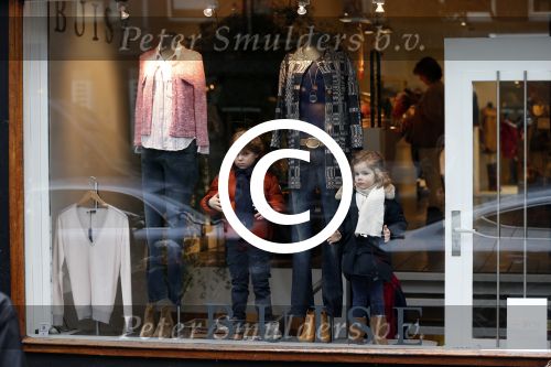 Amsterdam 4 januari 2013
Kinderen als etalagepoppen bij buise op de cornelis schuytstraat.
Peter Smulders bv