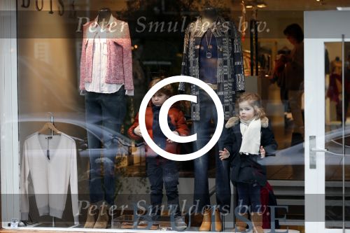 Amsterdam 4 januari 2013
Kinderen als etalagepoppen bij buise op de cornelis schuytstraat.
Peter Smulders bv