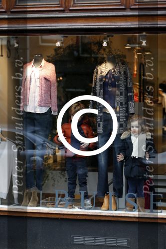 Amsterdam 4 januari 2013
Kinderen als etalagepoppen bij buise op de cornelis schuytstraat.
Peter Smulders bv