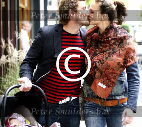 Amsterdam 23 september 2008
Koert-Jan de Bruijn met zijn vriendin Charlotte en hun dochter Keetje Sofia in de maxi cosi.
Peter Smulders bv