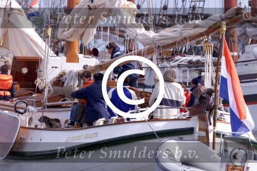 Muiden 6 mei 2001

Koningin beatrix neemt haar hondjes mee als ze gaat varen met de Groene Draeck.

Peter Smulders bv