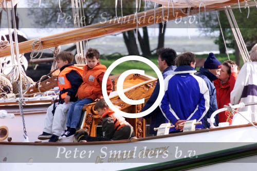 Muiden 6 mei 2001

Koningin beatrix neemt haar hondjes mee als ze gaat varen met de Groene Draeck.

Peter Smulders bv