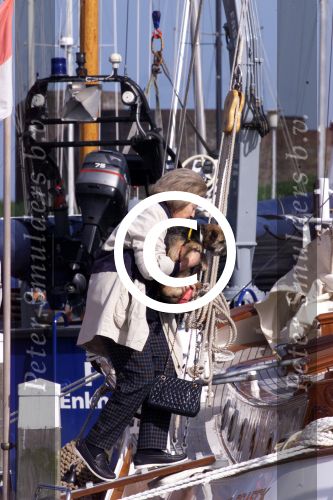 Muiden 6 mei 2001

Koningin beatrix neemt haar hondjes mee als ze gaat varen met de Groene Draeck.

Peter Smulders bv