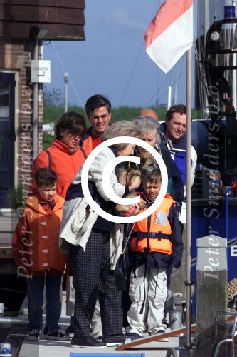 Muiden 6 mei 2001

Koningin beatrix neemt haar hondjes mee als ze gaat varen met de Groene Draeck.

Peter Smulders bv