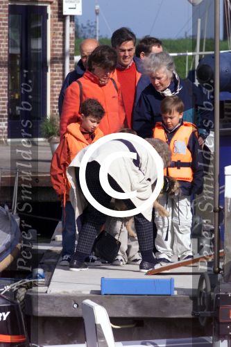 Muiden 6 mei 2001

Koningin beatrix neemt haar hondjes mee als ze gaat varen met de Groene Draeck.

Peter Smulders bv