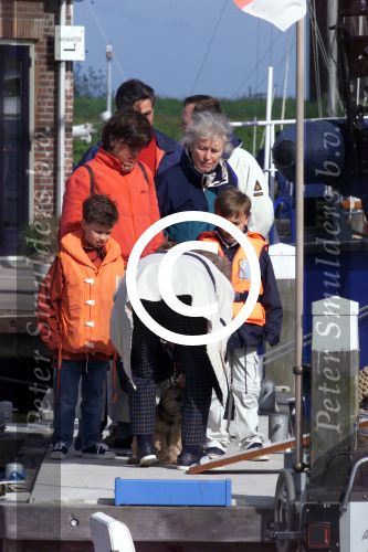 Muiden 6 mei 2001

Koningin beatrix neemt haar hondjes mee als ze gaat varen met de Groene Draeck.

Peter Smulders bv