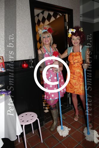 Uitgeest 14 januari 2013
Nieuwjaarsreceptie Henk Geels in Bobs saloon. Manuela Kemp en Mylene de la Haye als plee juffrouwen
Peter Smulders bv