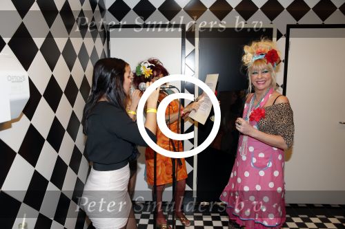 Uitgeest 14 januari 2013
Nieuwjaarsreceptie Henk Geels in Bobs saloon. Manuela Kemp en Mylene de la Haye als plee juffrouwen
Peter Smulders bv