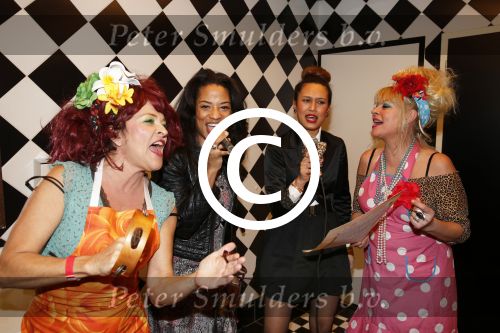 Uitgeest 14 januari 2013
Nieuwjaarsreceptie Henk Geels in Bobs saloon. Manuela Kemp en Mylene de la Haye als plee juffrouwen
Peter Smulders bv