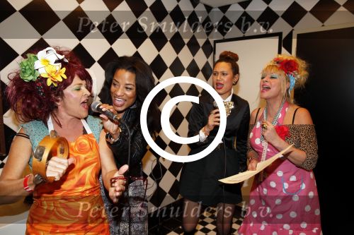 Uitgeest 14 januari 2013
Nieuwjaarsreceptie Henk Geels in Bobs saloon. Manuela Kemp en Mylene de la Haye als plee juffrouwen
Peter Smulders bv