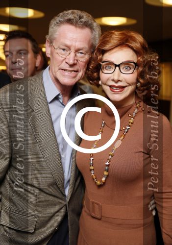 Utrecht 5 januari 2012
Premiere show Tineke Schouten in schouwburg Utrecht. Marijke Helwegen met man
Peter Smulders bv