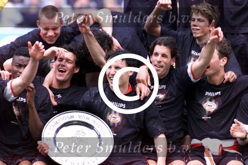 Eindhoven 6 mei 2001
PSV-Heerenveen 3-0
PSV Landskampioen 2000/2001
Mark v Bommel
Peter Smulders bv