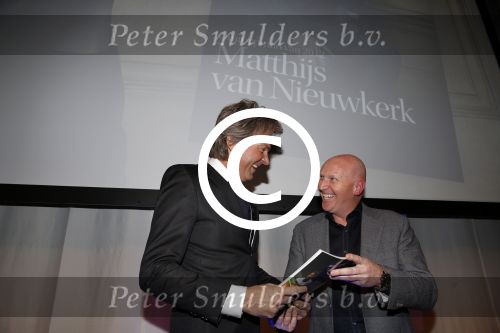 Amsterdam 17 januari 2013
Matthijs v Nieuwkek wordt uitgeroepen voor omroepman van het jaar en krijgt de prijs overhandigd uit handen van John de Mol.
Peter Smulders bv
